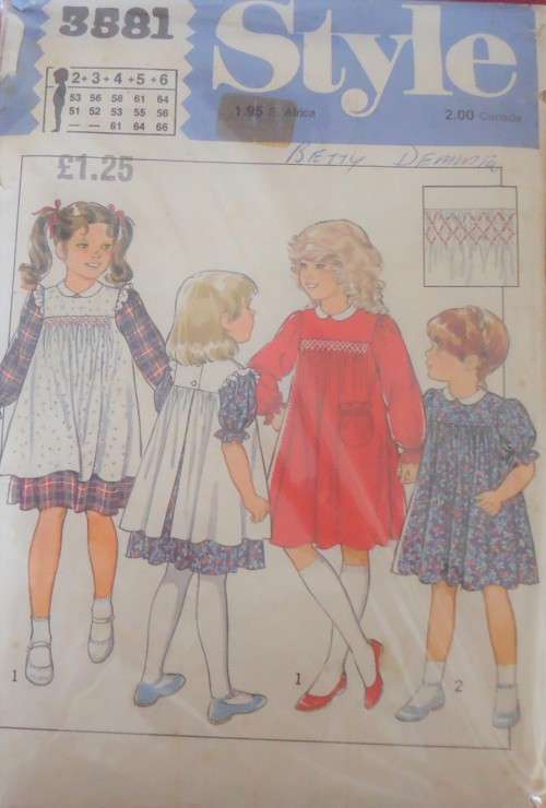 STYLE 3581 CHILD DRESS & PINAFORE SIZE 2 - 6 YEARS COMPLETE WITH SMOCKING