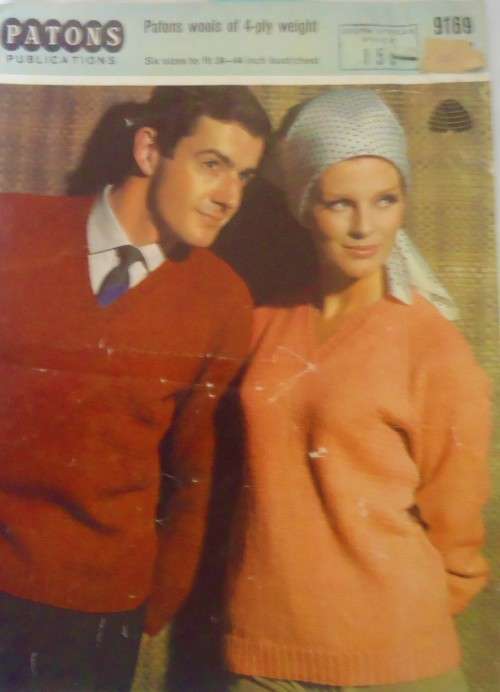 PATONS 9169 V NECK JUMPERS - SIX SIZES TO FIT 34 - 44` BUST/CHEST