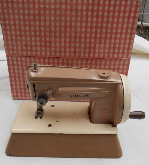 1950S CHILDREN`S SINGER SEWING MACHINE SEWHANDY MODEL 40K WITH BOX