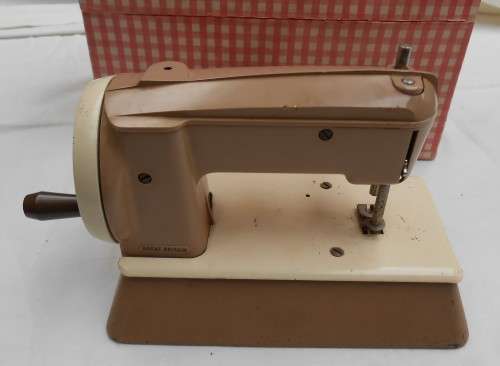 1950S CHILDREN`S SINGER SEWING MACHINE SEWHANDY MODEL 40K WITH BOX