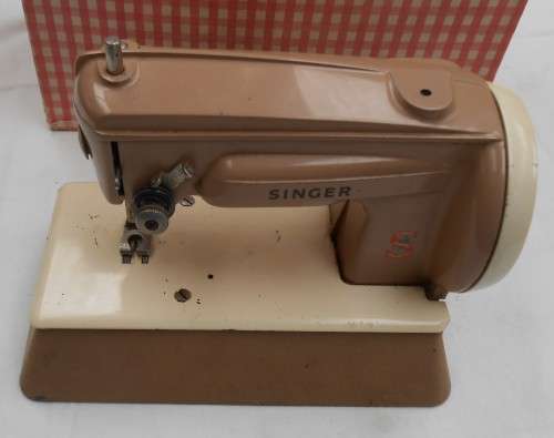 1950S CHILDREN`S SINGER SEWING MACHINE SEWHANDY MODEL 40K WITH BOX