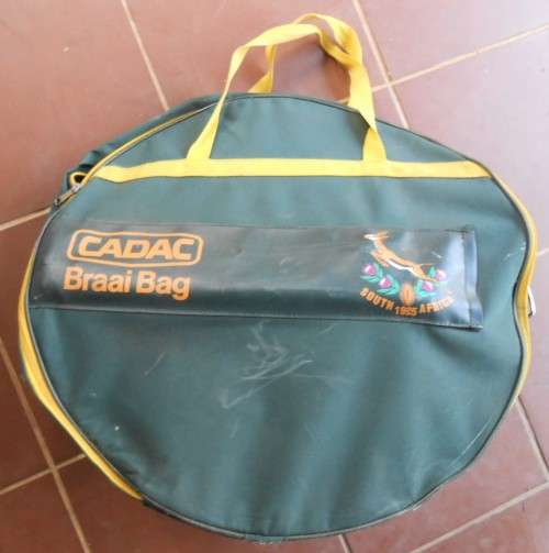 RUGBY 1995 WORLD CUP CADAC SKOTTEL GREEN+ PRINTED 1995 RUGBY LOGO+CADAC BRAAI BAG IN GREEN & GOLD