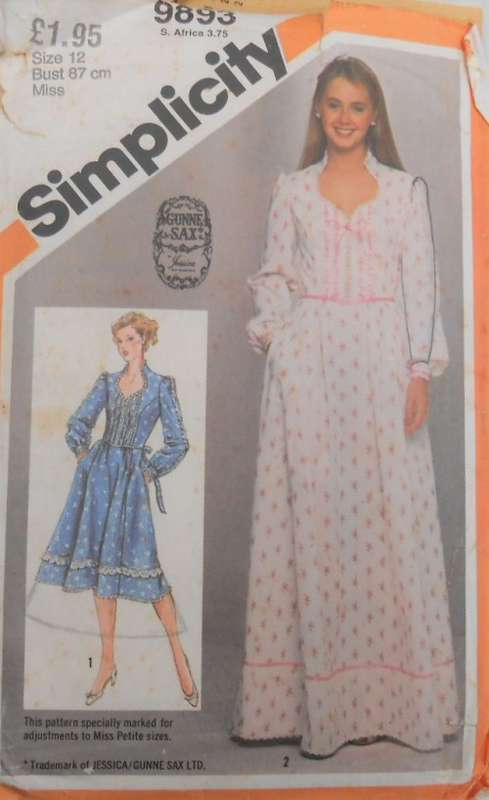 SIMPLICITY 9893  FITTED DRESS IN 2 LENGTHS SIZE 12 BUST 87 CM COMPLETE