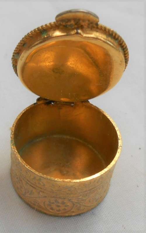 EXQUISITE TINY ROUND ITALIAN MICRO MOSAIC PILL BOX OR TRINKET CONTAINER WITH RED BACKGROUND