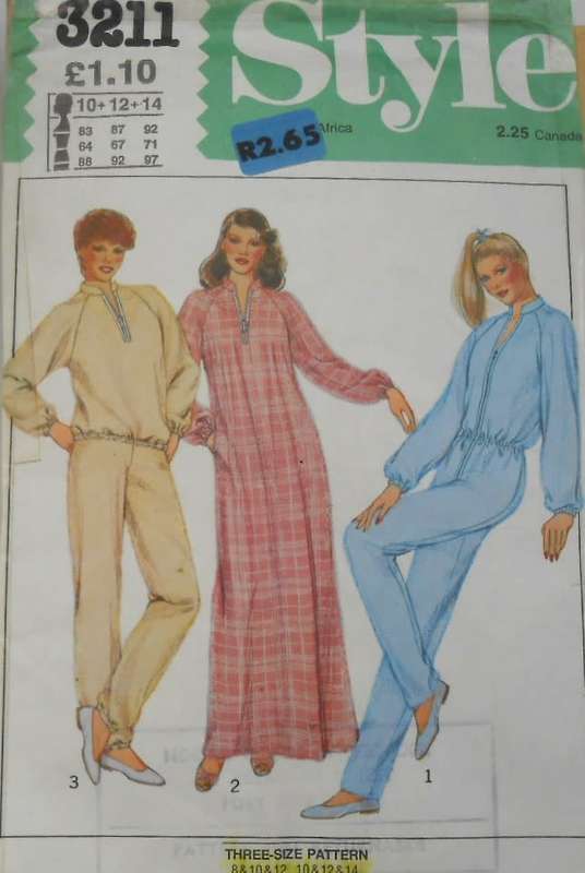 STYLE 3211 LEISURE SUIT-ROBE-TOP-PANTS SIZE 10-14 COMPLETE-CUT TO 14-ZIPLOC