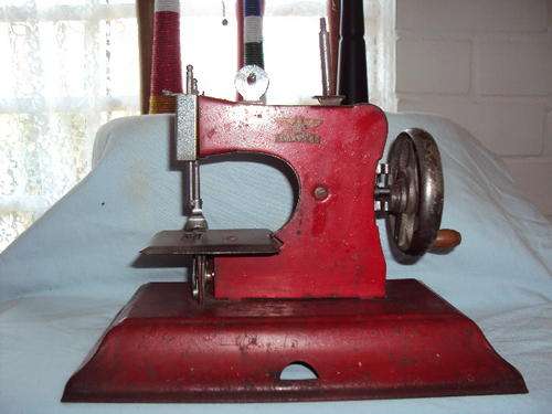 VINTAGE RED MINIATURE CASIGE - GERMAN SEWING MACHINE - SEE PICS