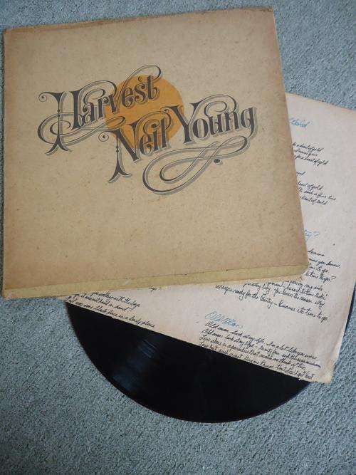 NEIL YOUNG - HARVEST - IMPORTED USA STEREO VINYL LP WITH ORIGNAL INNER SLEEVE - GREAT CONDITION