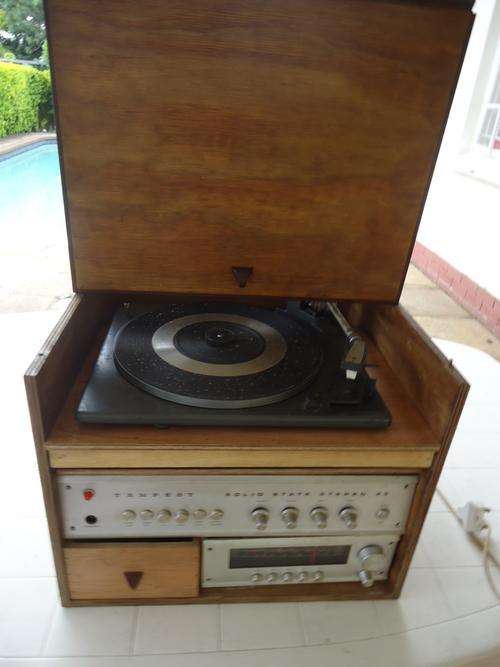 VINTAGE TEMPEST 25 HI-FI AND RADIO IN CUSTOM MADE WOODEN UNIT - SEE PHOTOS