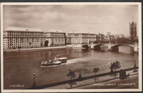 REAL PHOTO POST CARD OF THAMES HOUSE LONDON WITH PADDLE STEAMER MINT LOOK SCAN