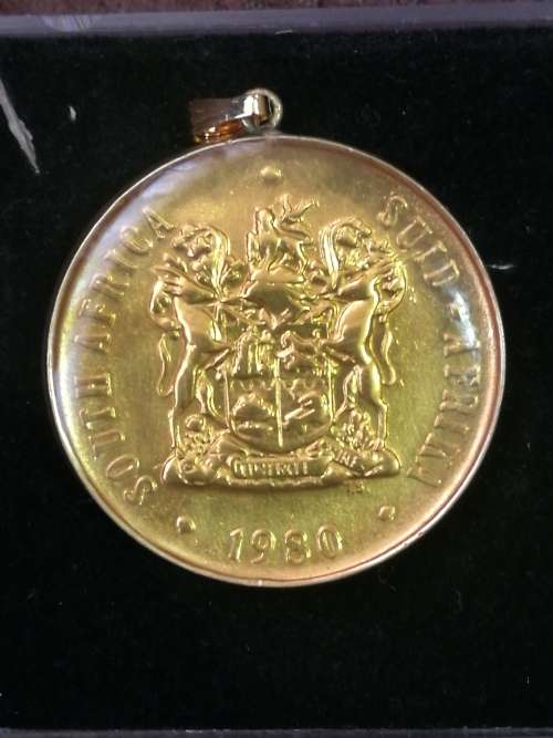 1980 50 cent colour enameled coin south africa in ms condition souvenir coin .