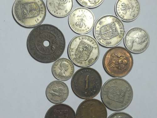 SELECTION OF RHODESIA AND RHODESIA AND NYASALAND COINS .