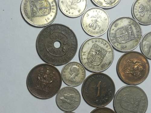 SELECTION OF RHODESIA AND RHODESIA AND NYASALAND COINS .