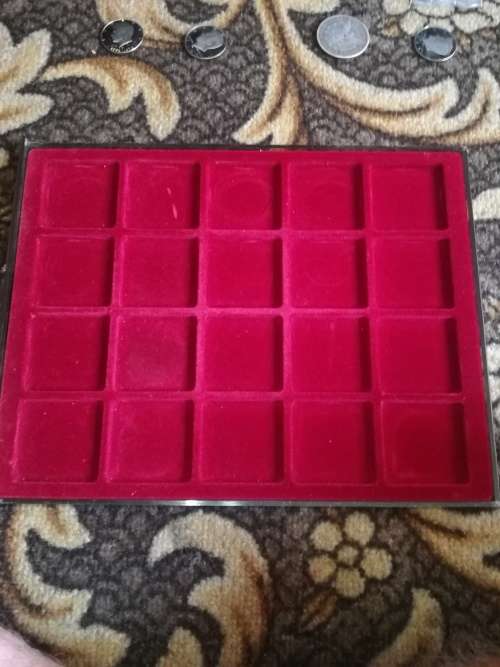 COIN DISPLAY BOX. SPACE FOR 20 CROWN SIZE COINS .