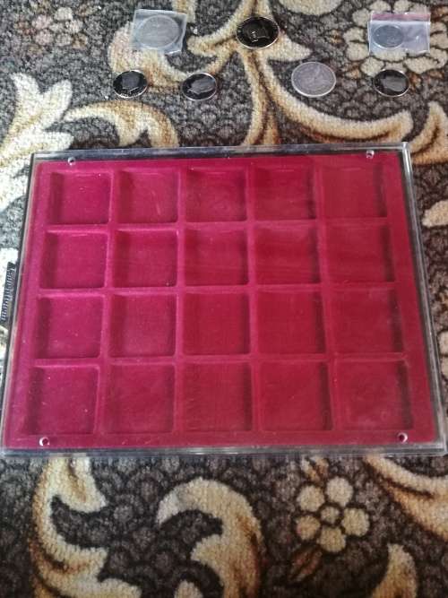 COIN DISPLAY BOX. SPACE FOR 20 CROWN SIZE COINS .