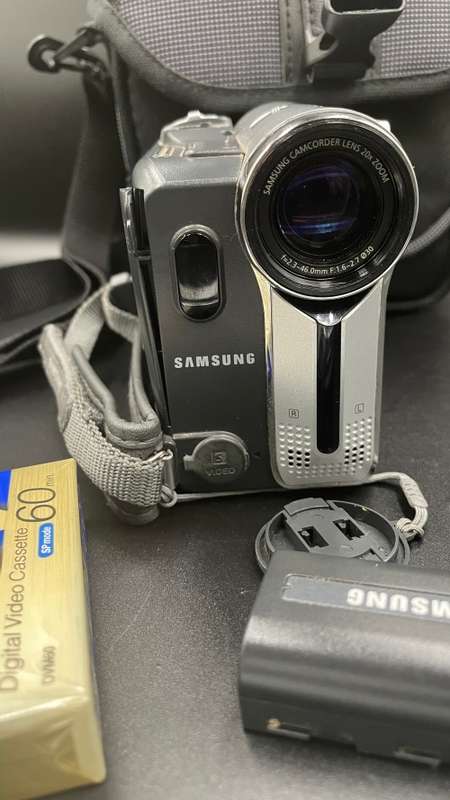 SAMSUNG DIGITAL CAMCORDER WITH MINI DV AND CARRY BAG!!!