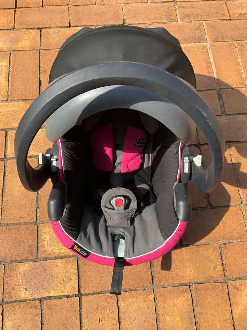 Preloved Besafe Izi Go+Modular Black & Pink Retail R5999!!!
