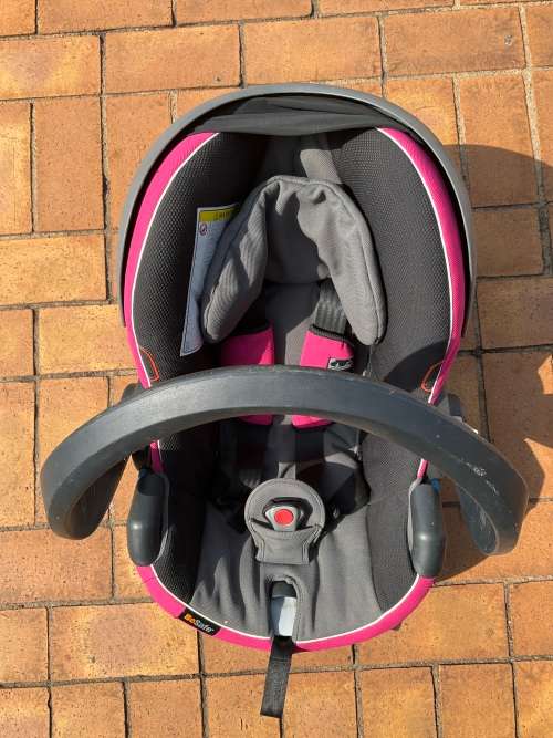 Preloved Besafe Izi Go+Modular Black & Pink Retail R5999!!!