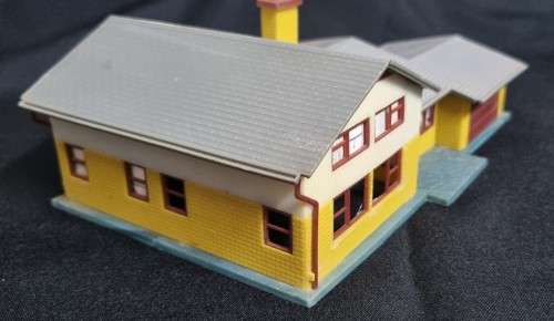 HO building house
