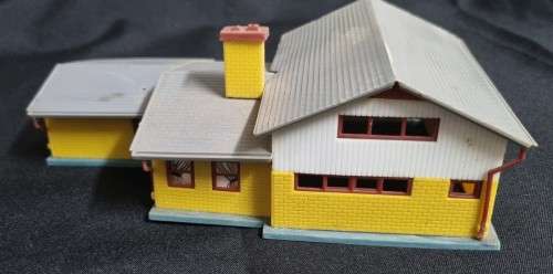 HO building house