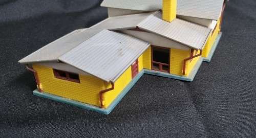 HO building house
