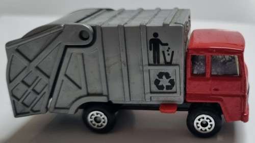 Matchbox Waste removal truck (2)