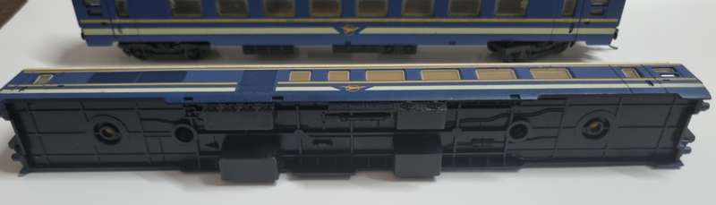 HO Lima Blue Train coach scrapyard