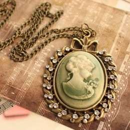 CAMEO PENDANT AND CHAIN