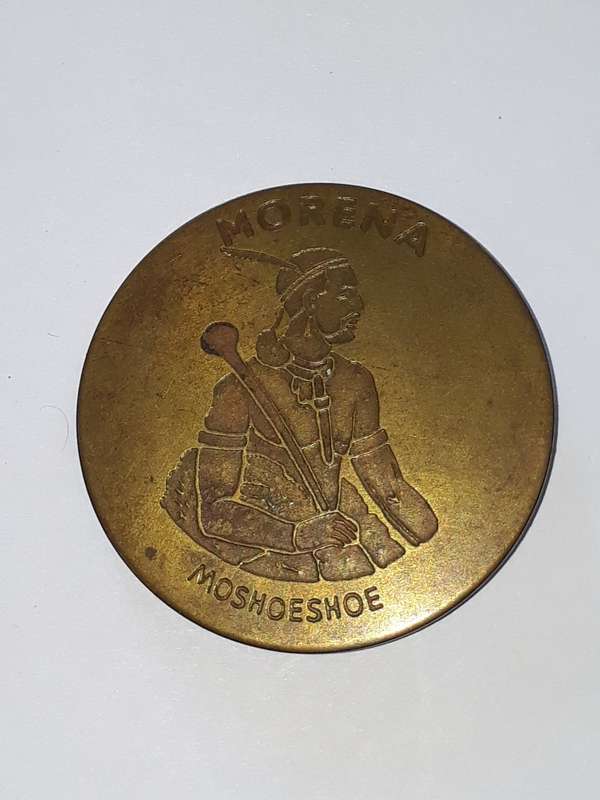 LARGE BRASS BADGE LESOTHO CHEIF MORENA MOSHOESHOE (1786--1870) DIAMETER 58MM