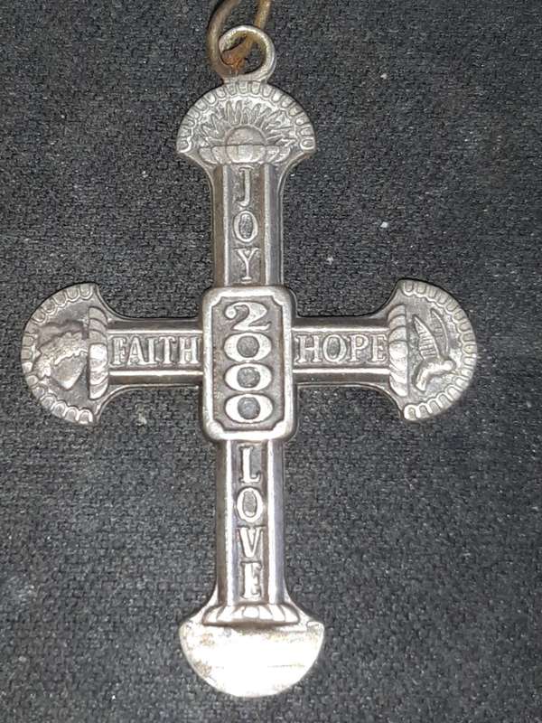 STERLING SILVER MILLENNIUM (YEAR 2000) CRUCIFIX - 3X4CM - 3.69g