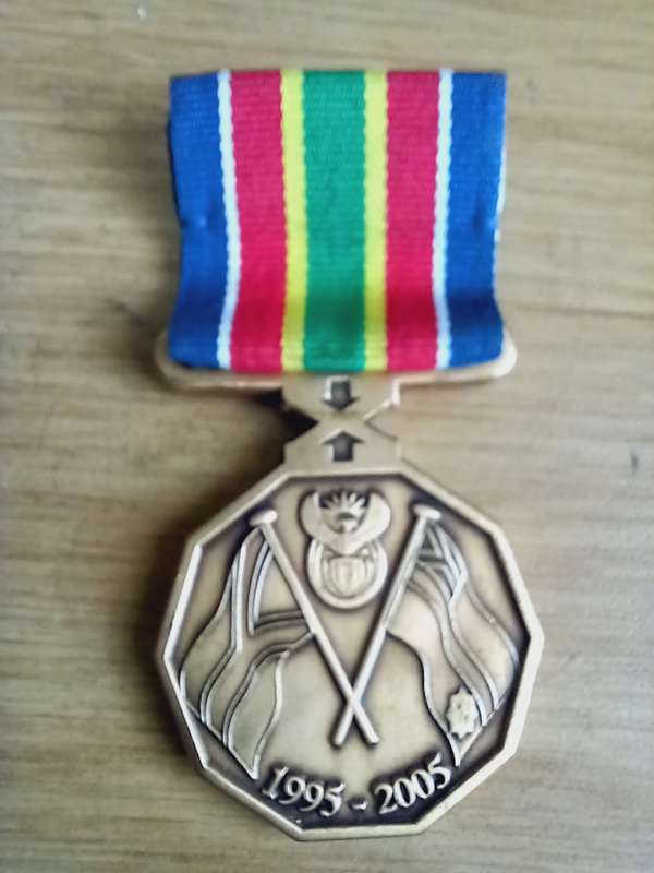 SOUTH AFRICA POLICE 10 YEAR COMMEMORATIVE  MEDAL LOW NUMBER 00039 F/S