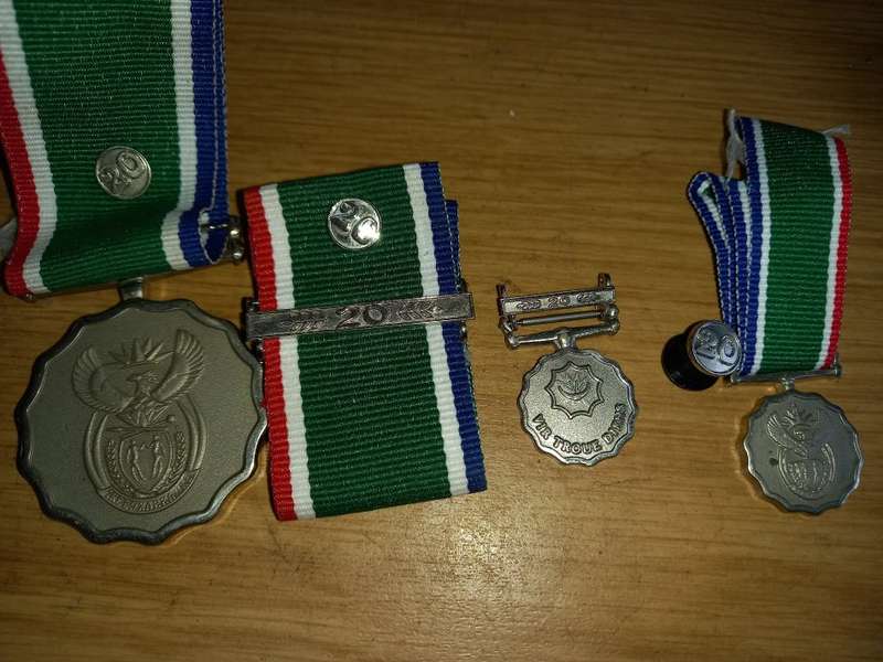 SADF VIR TROUE DIENS F/S + 2 MINIATURES 3X 20 YR PINS AND EXTRA RIBBON AND 20 YR BAR