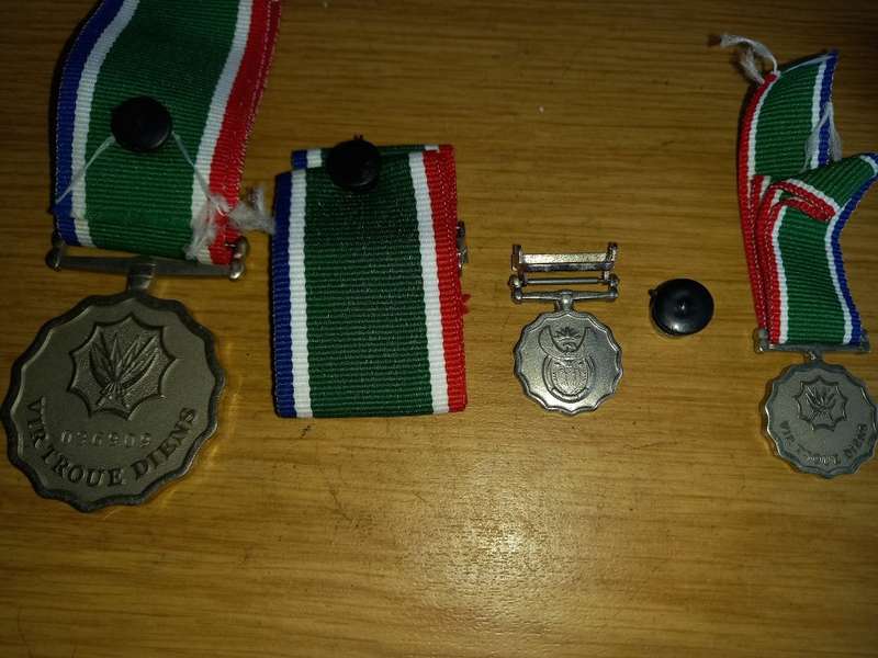 SADF VIR TROUE DIENS F/S + 2 MINIATURES 3X 20 YR PINS AND EXTRA RIBBON AND 20 YR BAR