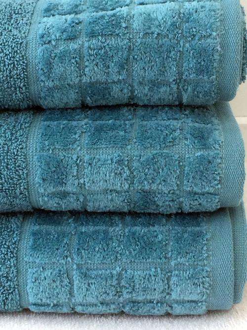 AFFORDABLE QUALITY GLODINA BATH TOWELS! TEAL - R1 BID - DONT MISS OUT!!