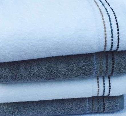 GLODINA PACK OF 4 SOFT, PLUSH, BATH TOWELS AFFORDABLE QUALITY! R1 BID - DONT MISS OUT!! ONLY 1 SET!