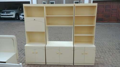 **Stunning!** A Beautifully made modern Wall Unit & Cabinet