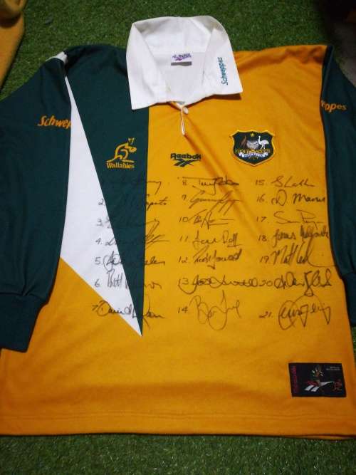 Australia Rugby Jersey Signed !! Reebok size Medium no number