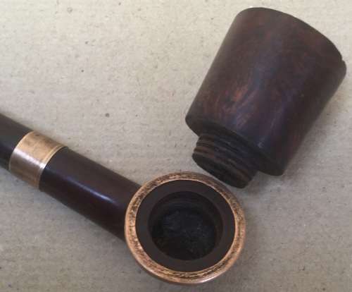 Vintage pipe, with what I hope is not gold band! 135 mm length. Removable bowl.