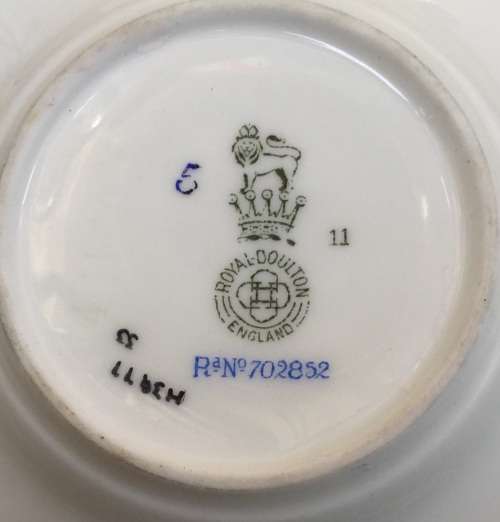 Royal Doulton H3977 trios, perfect condition.