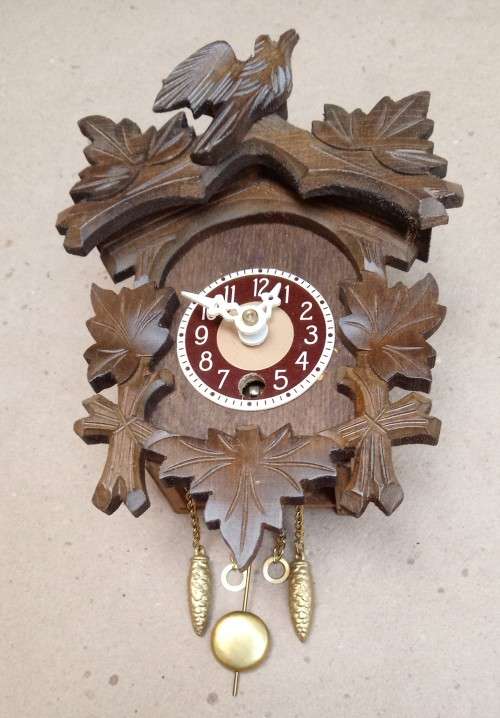Eine kleine cuckoo clock....wind up....approx 155 x100 mm....works accurately...in original box