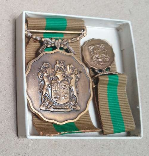 Good Service 10 Years medal and miniature in original box...number 83714 2Lt