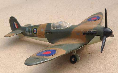 Dinky Diecast 719.... Spitfire Mk II.....pilot skill required to land on one wheel.... Postage R26.0
