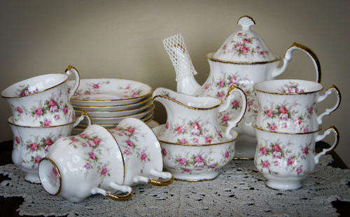 A LOVELY PARAGON "VICTORIANA ROSE" 22pc TEA SET WITH FREE POSTAGE