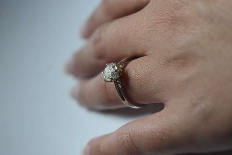 LAST CHANCE!!!`R7500` !!!! ENGAGEMENT RING with 1ct Moissanite & 18K white gold plating