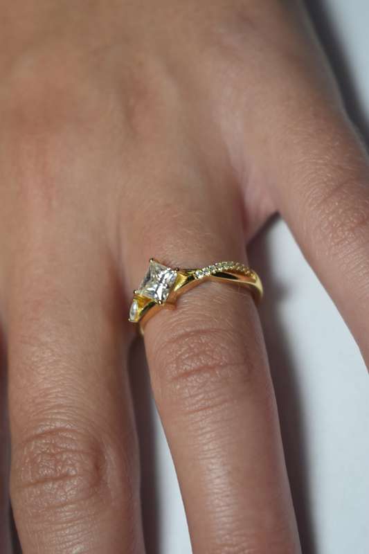 R8000!!!! Engagement Ring With `GRA` certificate