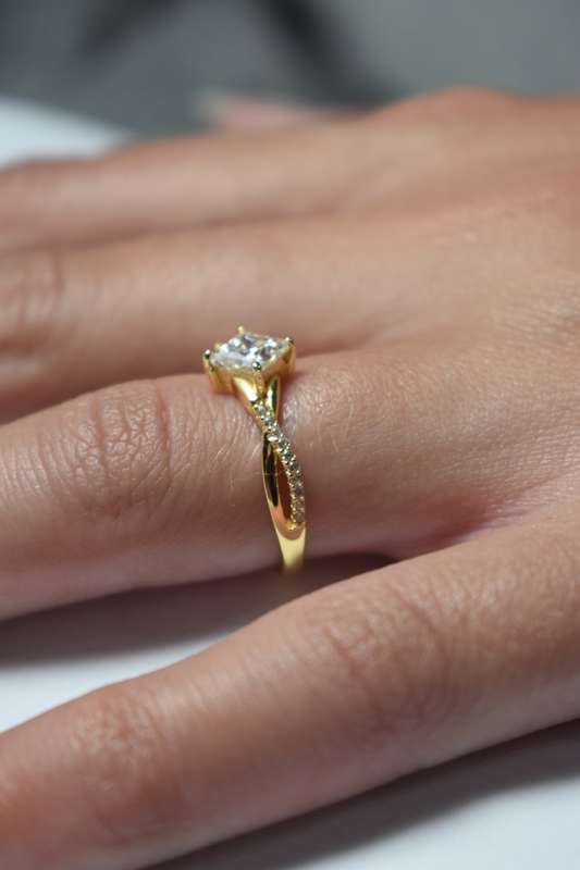 R8000!!!! Engagement Ring With `GRA` certificate
