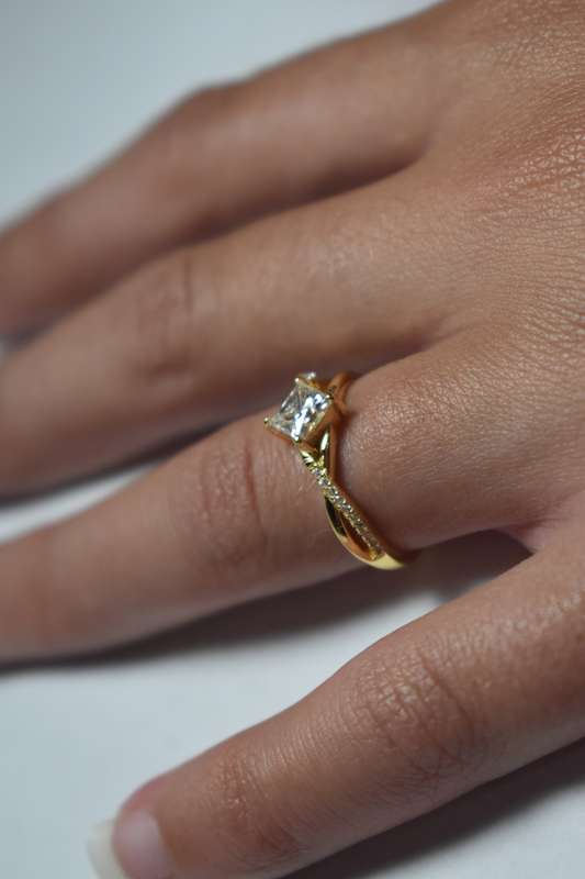 R8000!!!! Engagement Ring With `GRA` certificate