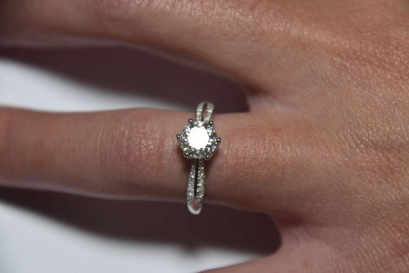 `R7000` Engagement Ring With Certificate Of Authentication!!!