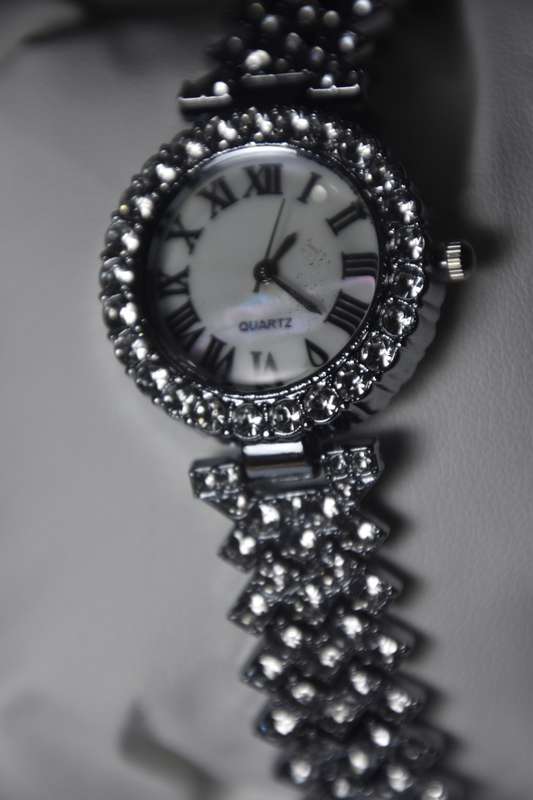 6 in 1 Bargain Ladies Quarts Watch Set with 5 Bracelets