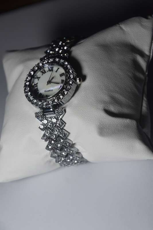 6 in 1 Bargain Ladies Quarts Watch Set with 5 Bracelets