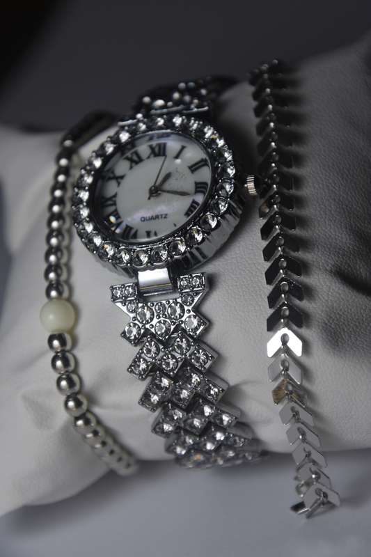 6 in 1 Bargain Ladies Quarts Watch Set with 5 Bracelets